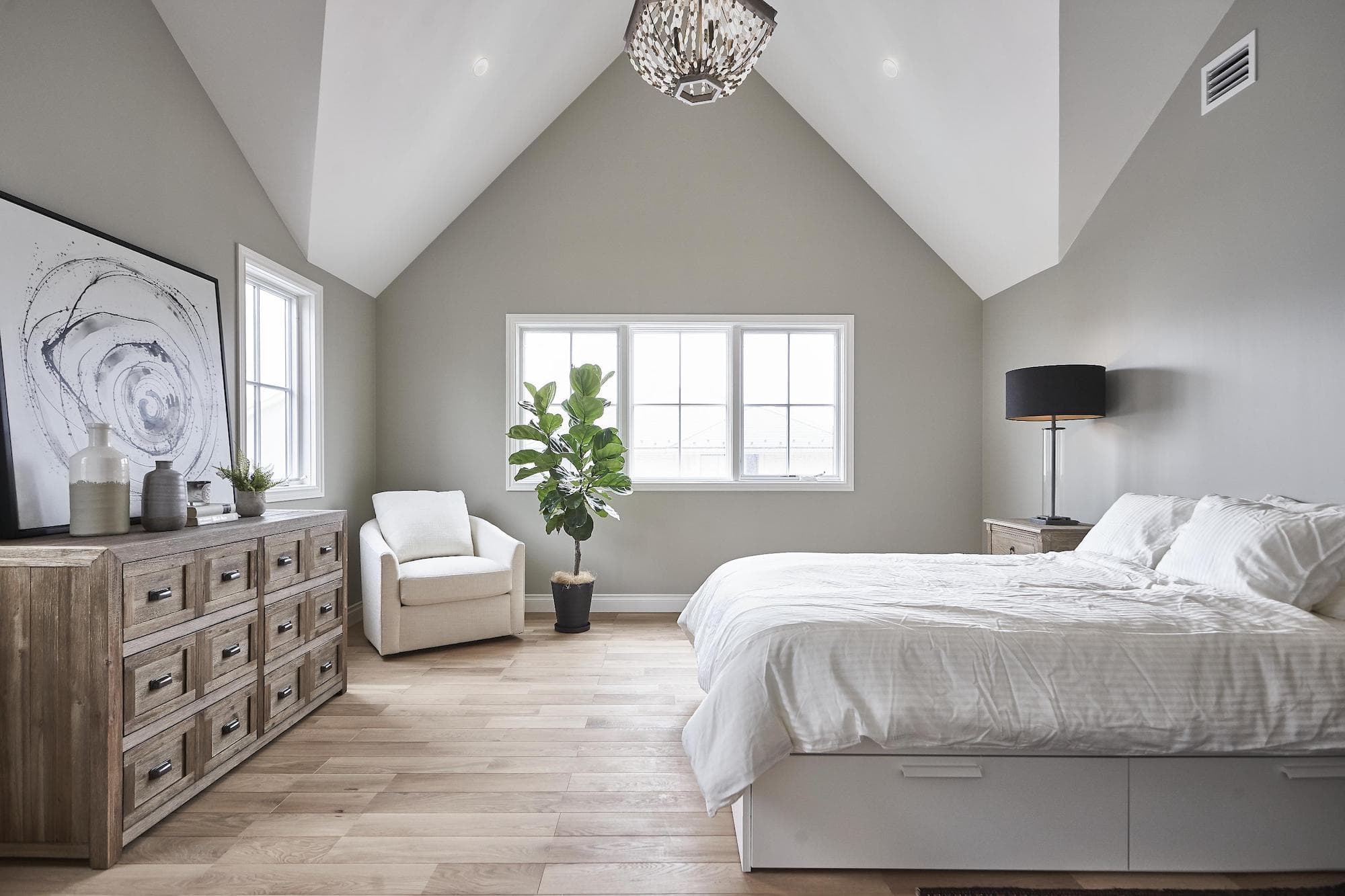 白いアーリーアメリカンスタイルの輸入住宅 寝室