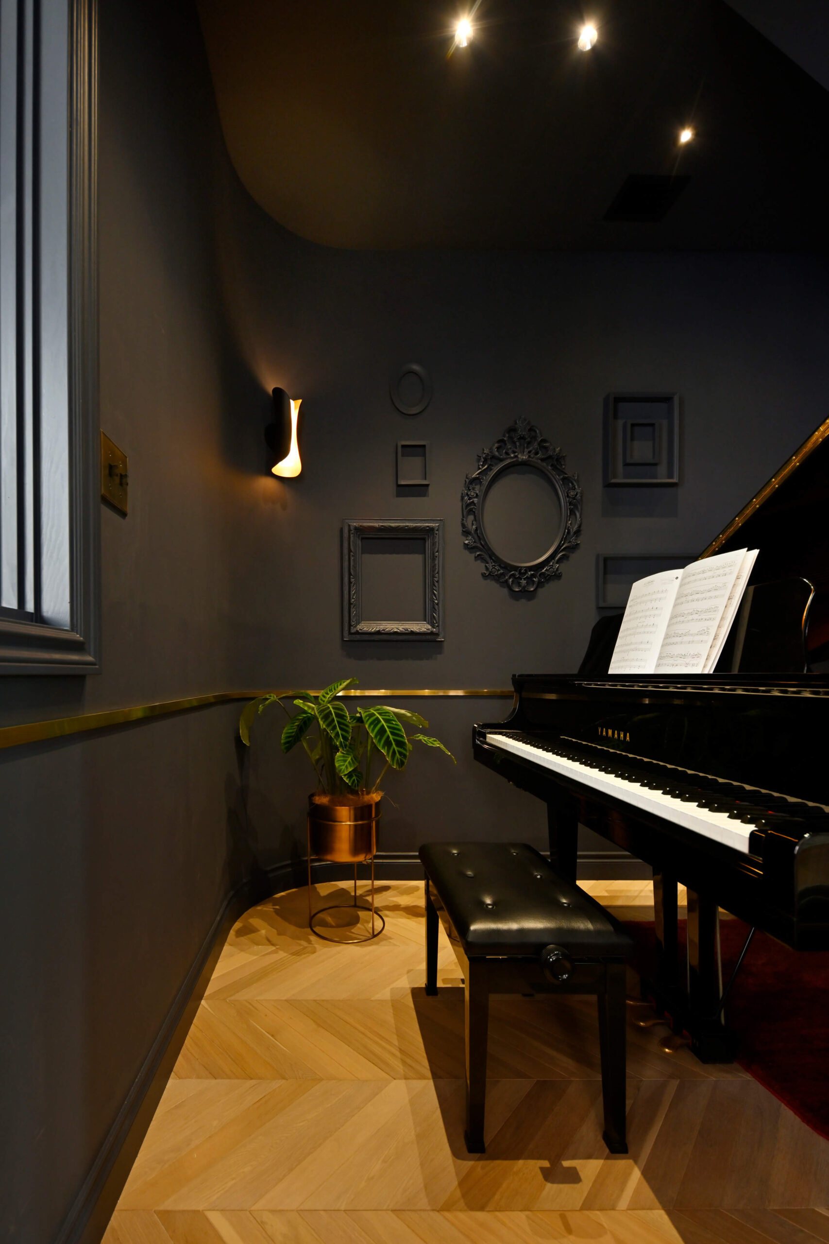 黒いファームハウスの輸入住宅 ピアノルーム