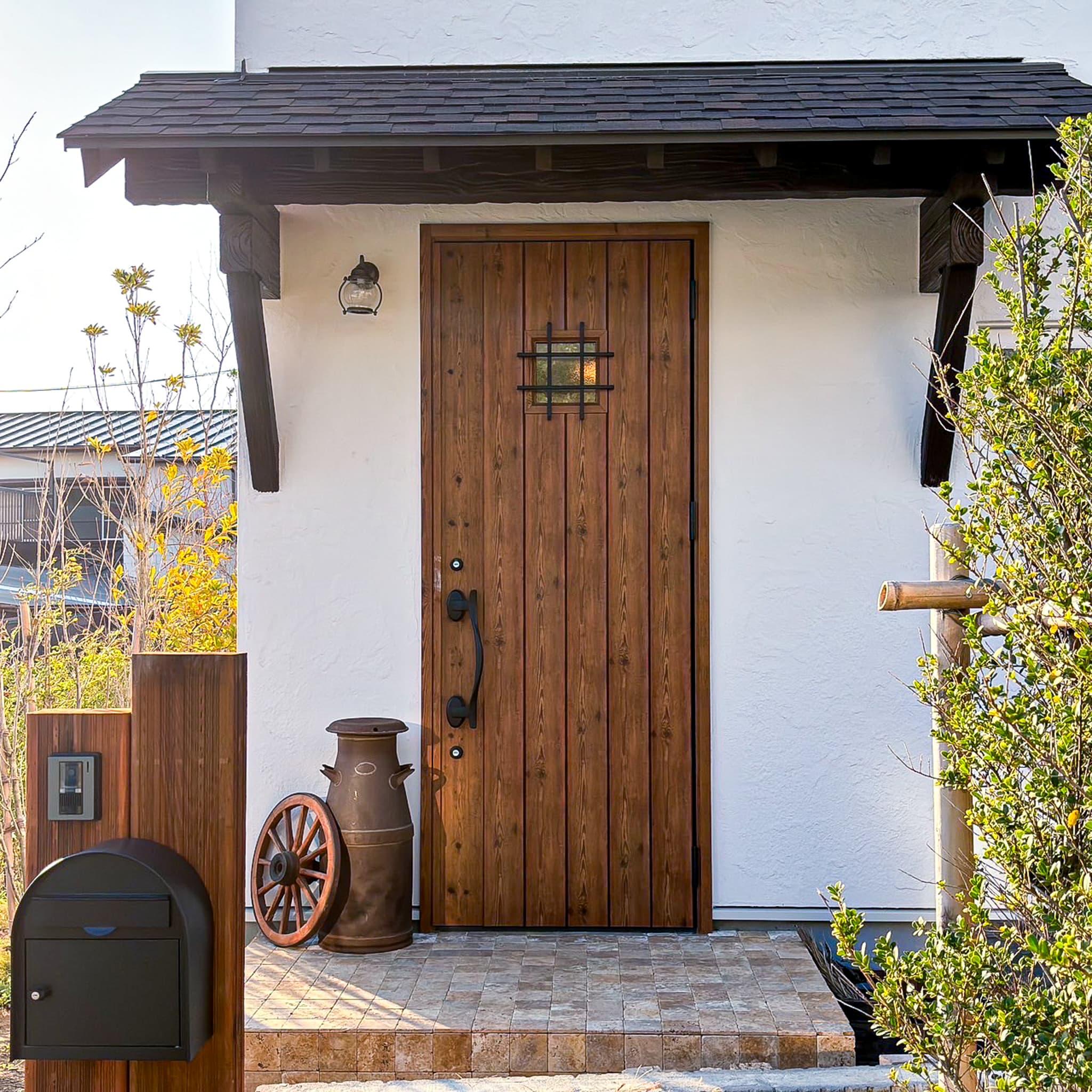 フレンチスタイルの輸入住宅の玄関ドア